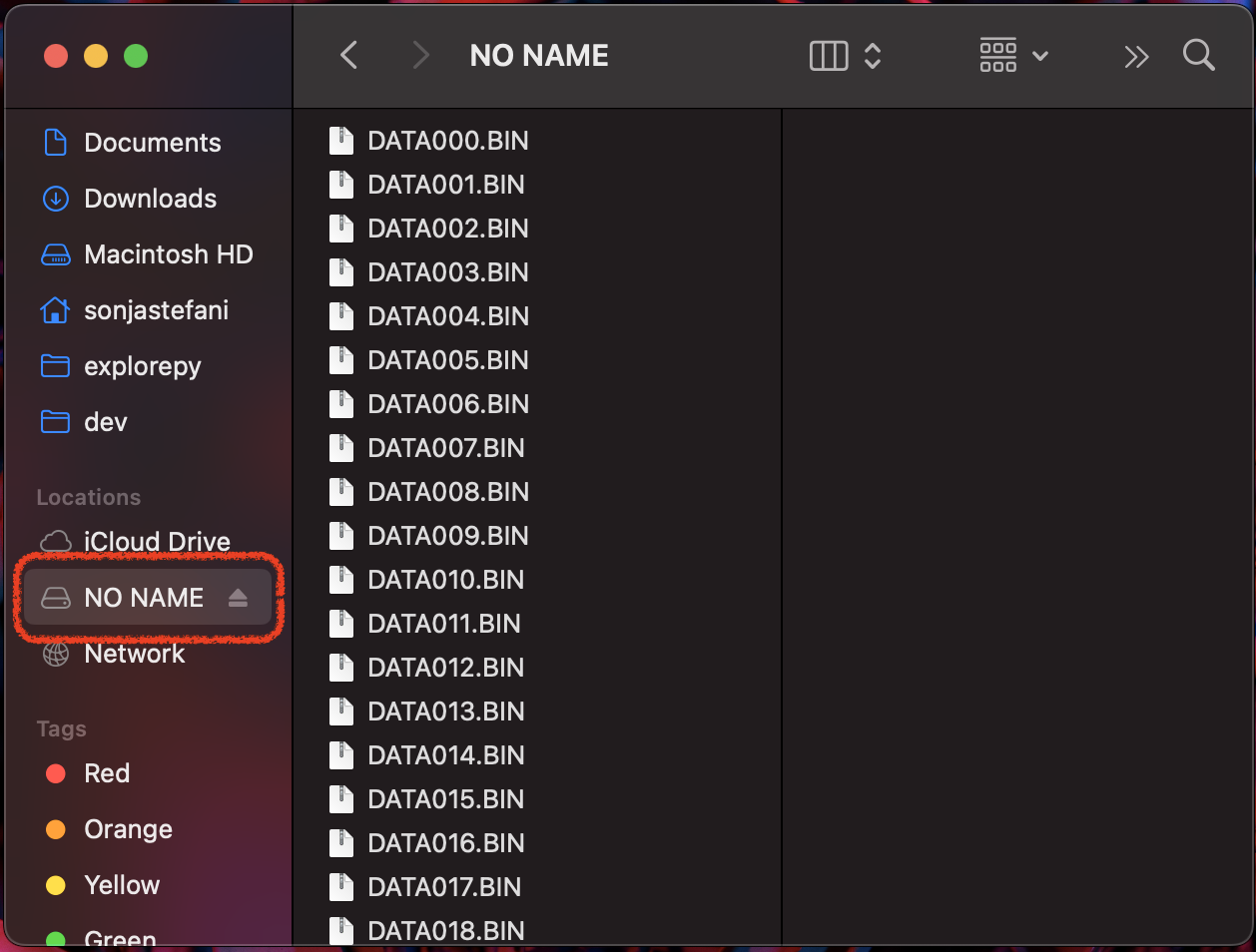 A screenshot of MacOS' Finder, in the left column showing locations, a location called NO NAME is selected with a red box around it to call attention to it. To the right, a list of files on the device can be seen, all of them named DATA with a number and the file ending .BIN.